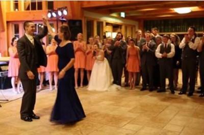 Zapowiadała się na kolejny nudny weselny taniec matki z synem! Gdy zmieniła się muzyka zaniemówiłam! 