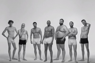 Zaprosili zwykłych mężczyzn do reklamy bielizny. Efekt zapiera dech. 