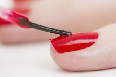 Zawsze brudzisz skórki lakierem malując paznokcie? Zobacz prosty sposób jak tego uniknąć!