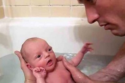 Zdenerwowany tata pierwszy raz kąpie mała córeczkę! Reakcja tej dwójki jest bezcenna! 