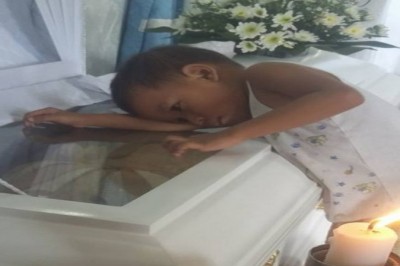 Zdjęcie chłopca nad trumną mamy wstrząsnęło wszystkimi! Ale to co powiedział boli najbardziej! 