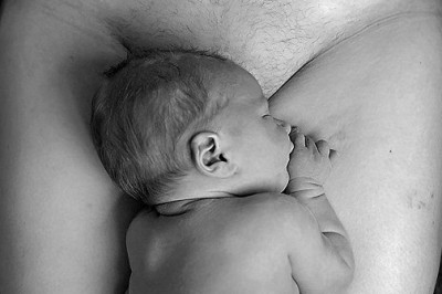 Zdjęcie matki z dzieckiem świeżo po porodzie podzieliło internet. Czy to już przekraczanie granic ? 