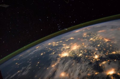 Ziemia nocą widziana ze stacji kosmicznej ISS. Zapiera dech w piersiach! 