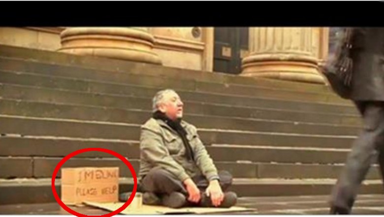 Zmienili niewidomemu kartkę na której prosił o pieniądze! Ludzie widząc napis, stawali zaskoczeni!