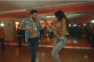 Zmysłowy taniec tej dziewczyny powalił facetów na kolana! Gorąca bachata rozpala wszystkie zmysły! 