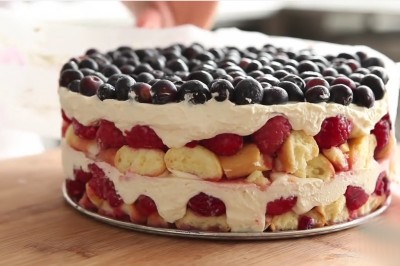 Zobacz jak w kwadrans zrobić pyszne ciasto ze świeżych owoców. Bez pieczenia!