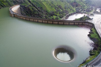 Zobaczył zaskakującą dziurę na środku jeziora! Odpalił drona i wleciał w środek żeby nagrać to zjawisko! 