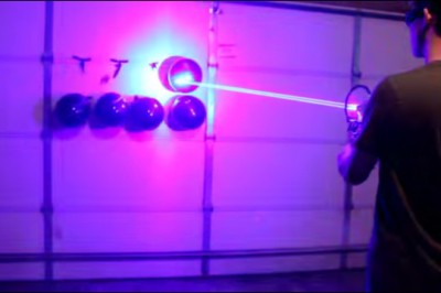 Zrobił w domu laserowy pistolet! To działa!