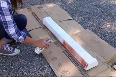 Zwykła rynnę pomalowała sprayem i zawiesiła na balkonie! Efekt jest tai, że jeszcze dziś biegnę do sklepu! 