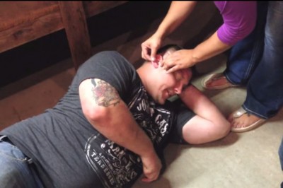 Ćma złożyła jaja w uchu tego pechowca! Zobaczcie co wyciągnęli z jego ucha!