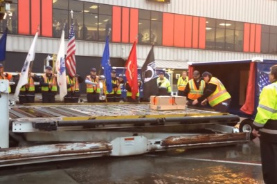 Żołnierz i jego pies zginęli na służbie za granicą! Zobacz co na lotnisku zrobiono z jego trumną! 