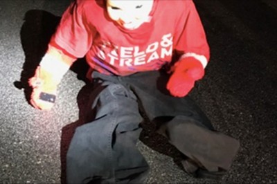 Kobieta zatrzymuje auto widząc dziecko na środku drogi! Uratowały ja zamknięte drzwi i szybka reakcja! 