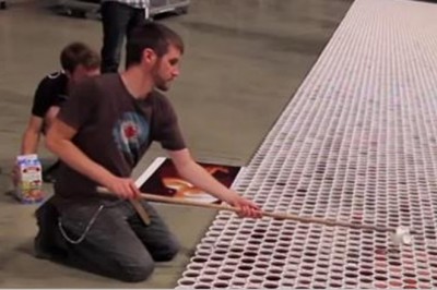 Specjalnie ustawia 66 000 kubków z wodą! Kiedy kamera się oddaliła zaniemówiłam na ten widok!