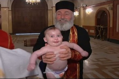 Chrzest w Gruzji wygląda zupełnie inaczej niż w naszych kościołach! Dla dziecka to duży stres! 