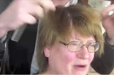 Czuła się „niewidzialna” przed ślubem córki. Po wizycie u stylisty, nie potrafiła się rozpoznać!