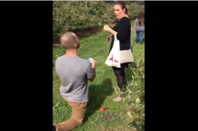 Oświadczył się jej na spacerze w sadzie! Gdyby spodziewał się takiej reakcji to chyba by tego nie zrobił!