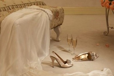 85-latek totalnie zaskoczył swoją młodą żonę w noc poślubną… Takich słów się nie spodziewała! 