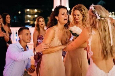 Panna młoda ma rzucać bukiet dla siebie ale nagle oddaje go przyjaciółce! Jej zaskoczenie jest ogromne! 