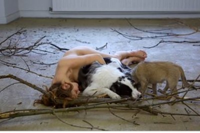 Wykarmiła piersią szczeniaka i miała in vitro z psem! Dostała nagrodę za „całkowite poświęcenie dla sztuki” 