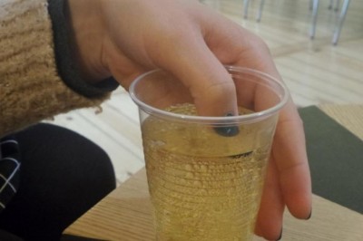  Zanurzyła palec w drinku od nieznajomego! Jak lakier zmienił kolor wiedziała że jest w niebezpieczeństwie!