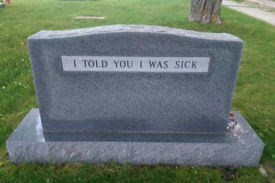 14 napisów na nagrobkach które udowadniają, że zmarli też mają poczucie humoru! 