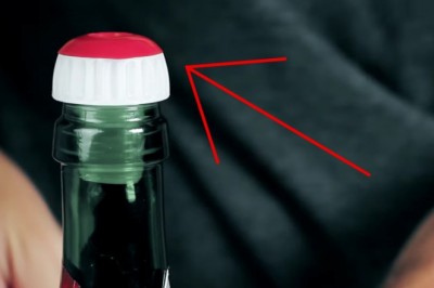 Większość ludzi nie ma pojęcia po co jest ta czerwona końcówka korka od szampana! Ma jedno zadanie!