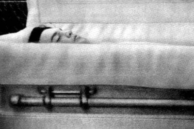 8 zdjęć znanych osób zrobionych tuż przed tym zanim zostały pochowane! To ich ostatnie fotografie!