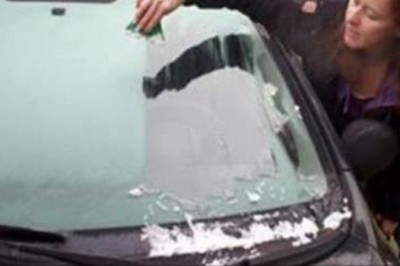 Możesz wyrzucić skrobaczkę do szyb! Ten trik pozwoli Ci odmrozić szyby  w kilka sekund!