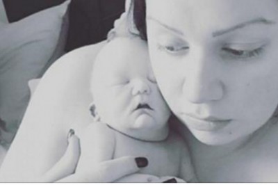  Zdruzgotana matka kładzie martwe dziecko do specjalnego łóżeczka! Ma tylko 3 dni żeby je pożegnać!