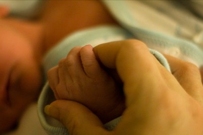 Mama zasnęła z 8-dniowym synkiem na kanapie! Obudził ją potworny krzyk męża!