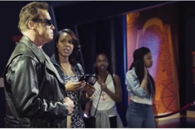 Prawie dostały zawału! Majty pełne! Arnold Schwarzenegger trolluje ludzi jako Terminator :D