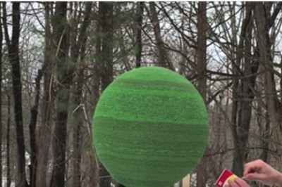 Skleił wielką kulę z 42 tys. zapałek! Zobaczcie niesamowity efekt po podpaleniu!