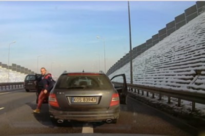 Furiat w Mercedesie atakuje kierowcę na S-1 w Bielsku-Białej! Z takimi trzeba krótko!