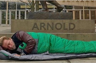 Arnold Schwarzenegger spał na ulicy pod własnym pomnikiem! Aktor poczuł na własnej skórze jak szybko ludzie zapominają! 