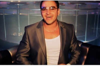 Lider  zespołu „Weekend” wyglądał zupełnie inaczej na początku swojej kariery! Ważył ponad 100 kg  i farbował włosy!