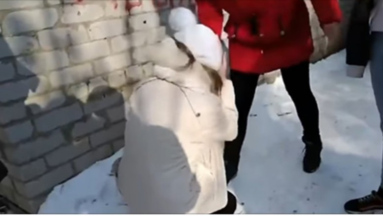 Dziewczyny biły i kopały po głowie koleżankę! Wszystko przez zazdrość i chłopaka!