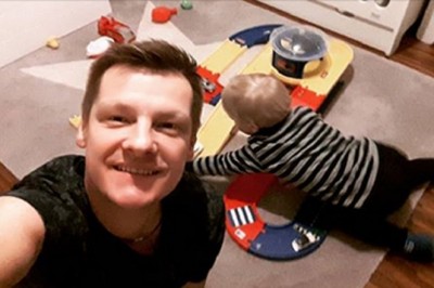 Marcin Mroczek pochwalił się jak mieszka! Dom gwiazdy serialu „M jak miłość” promieniuje rodzinnym ciepłem! 