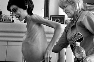 Musi pomóc umierającemu synkowi przymierzyć ubrania na własny pogrzeb! Wie, że koniec jest bliski!