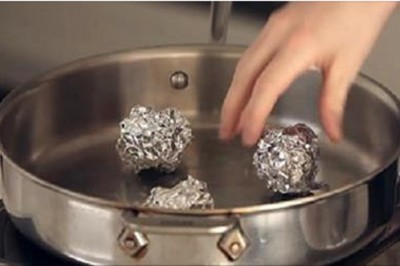 Na rozgrzanej patelni ułożył kulki z foli aluminiowej! Zastanawiasz się po co? Podziękujesz mi później! 