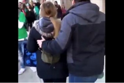 Nie mógł już wytrzymać ze swoją dziewczyną i odwalił taki numer! Cała ulica ich oglądała! 