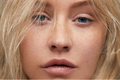 Christina Aguilera zawsze królowała w teledyskach z mocnym makijażem! W sesji bez makijażu jest praktycznie nie do poznania! 