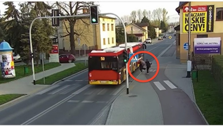 Koleżanki szły ulicą gdy niespodziewanie jedna wpycha drugą pod koła autobusu! Tłumaczyła, że to żart! 