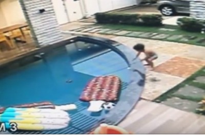 Siedmiolatek siedział i rysował, kiedy usłyszał dziwny dźwięk dobiegający z basenu!