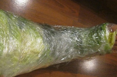 Owinęła nogę liśćmi kapusty na godzinę! Jak zdjęła okład efekt był zaskakujący!