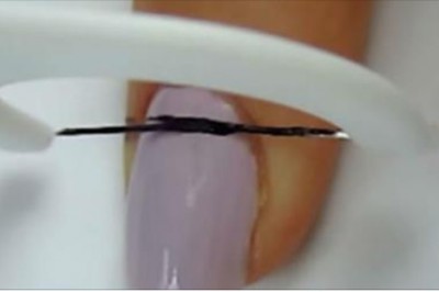 Kilka razy przykłada nić dentystyczną do paznokci! Efekt jaki uzyskała jest niesamowity dzięki tej metodzie! 