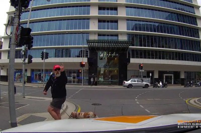 Przyczepił się do kierowcy ch*j wie o co! Karma dopada przechodnia na pasach :D