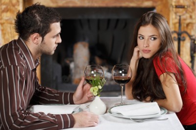 Czego nie powinnaś robić na pierwszej randce, żeby facet się Ciebie nie przestraszył! Oni są tacy delikatni! 