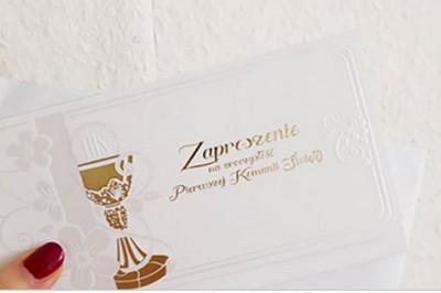 Otrzymała zaproszenie na Komunię córki swojej kuzynki! Kiedy je przeczytała śmiała się na głos! 