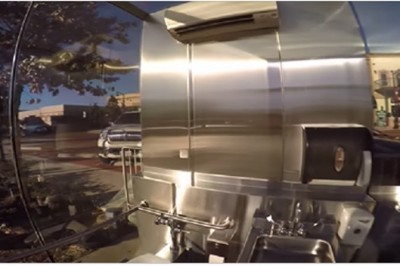 Toaleta w centrum miasta z przeźroczystymi szybami! Dałabyś radę się w niej skoncentrować? 