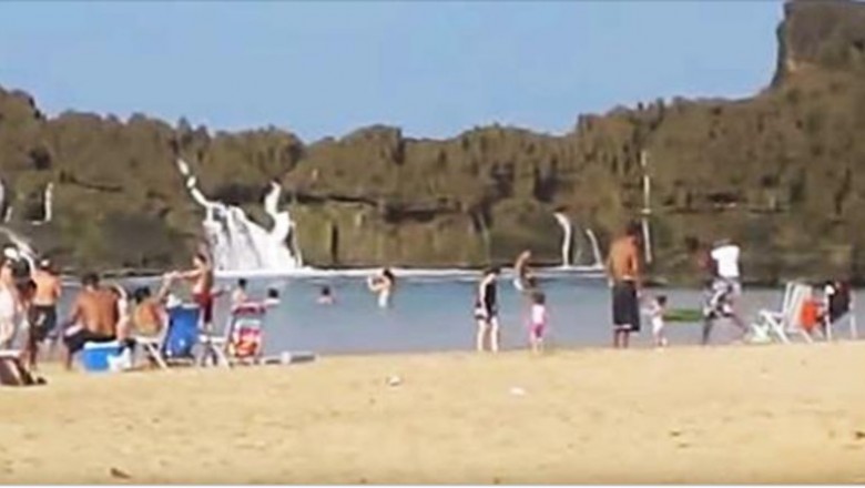 Jedyna plaża na świecie gdzie ma miejsce takie zjawisko! Patrz cały czas na skały w tle!